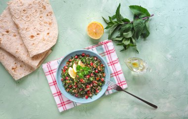 Bir tabak tabbouleh salatası. Geleneksel Arap yemekleri.