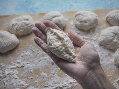 Pişmiş köftesi ile lahana dolması. Lahana ve yumurta ile pasta.