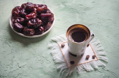 Siyah kahve ve tarihleri. Ramazan için tatlı gıda.