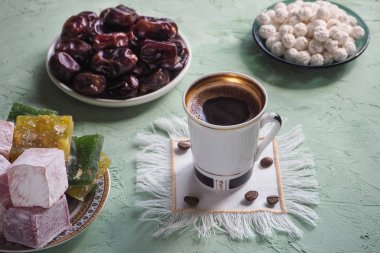 Bir fincan kahve ve Türk tatlılar. Ramazan ayında tatlı gıda.
