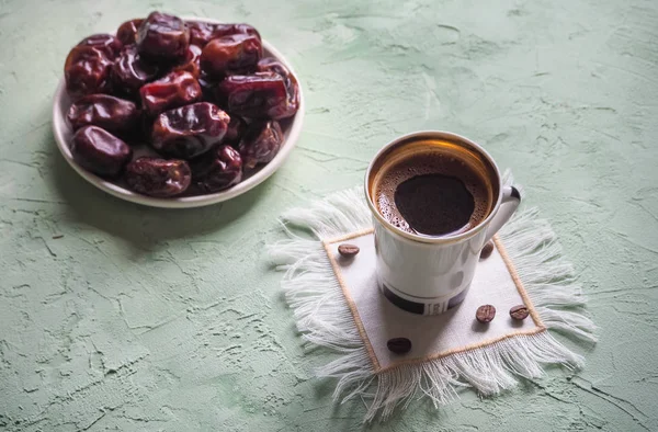 Zwarte koffie en data. Zoet voedsel voor Ramadan. — Stockfoto