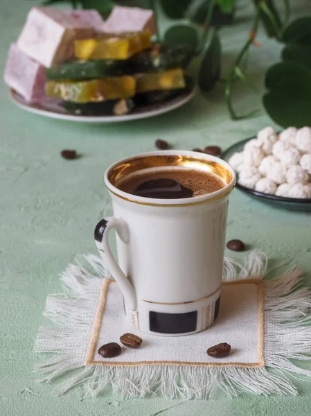 Een kopje koffie en Turkse zoetigheden. Zoet voedsel in Ramadan. — Stockfoto