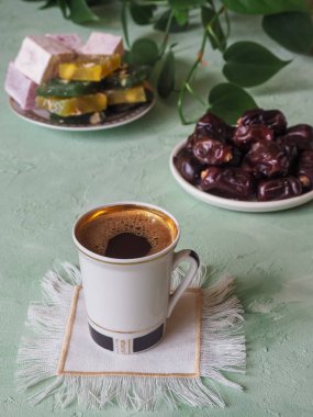 Bir fincan kahve ve Türk tatlılar. Ramazan ayında tatlı gıda.