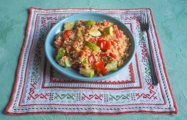 Bulgur bir tabakta sebze ile. Ev yapımı yiyecek.