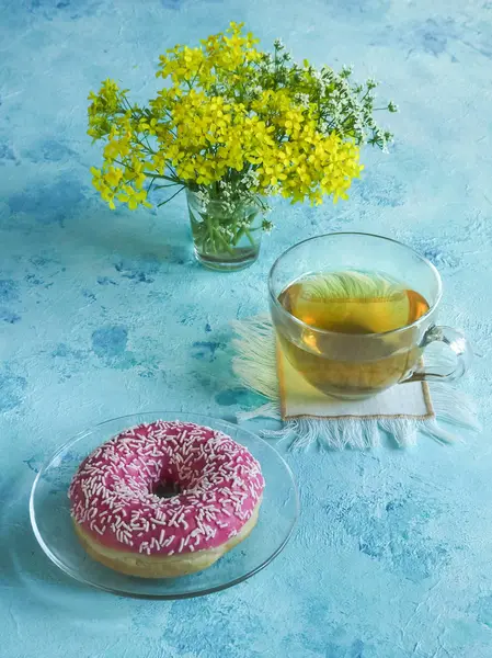 Donut Snoep Een Kopje Thee Een Blauwe Tafel — Stockfoto
