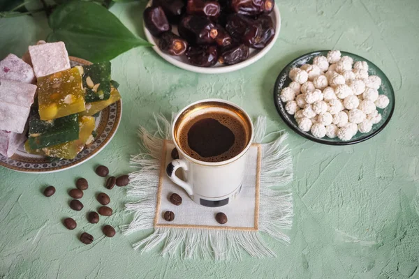 Zwarte koffie en Turkse zoetigheden. Zoet voedsel in Ramadan. — Stockfoto