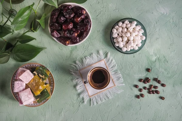 Zwarte koffie en Turkse zoetigheden. Zoet voedsel in Ramadan. — Stockfoto