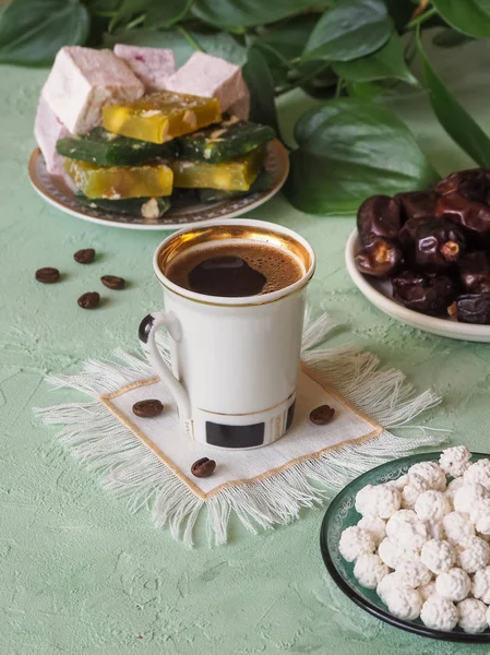 Cafea neagră și dulciuri turcești. Mâncare dulce în Ramadan . — Fotografie, imagine de stoc