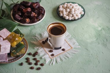 Siyah kahve ve Türk tatlılar. Ramazan ayında tatlı gıda.