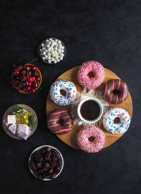Çörek tatlılar ve kopya alanı ile siyah bir tabloda Türk tatlılar. 