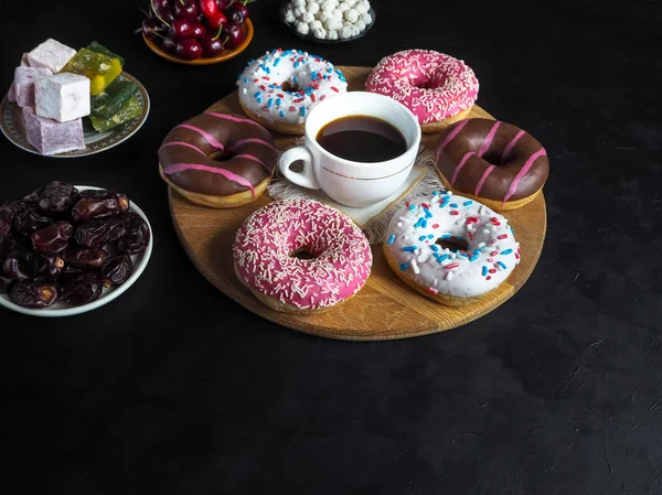 Пончики и турецкие сладости на черном столе с копировальным местом — стоковое фото