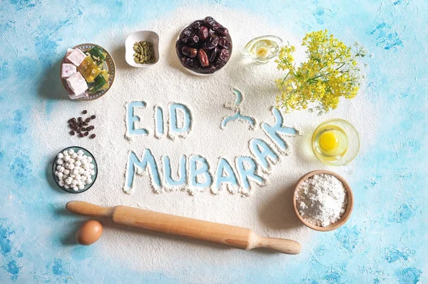 Eid Mubarak - iszlám ünnep szívesen kifejezés "happy holiday", köszöntés fenntartva. Arab sütés háttér. — Stock Fotó
