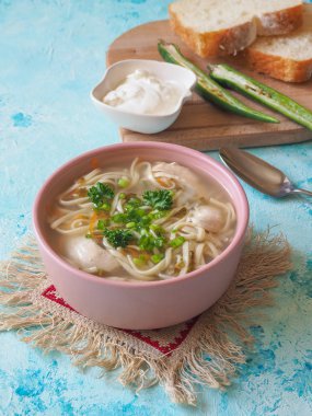 Zama, Romanya ve Moldova tavuk şehriye çorbası. Geleneksel kalıntı çorbası