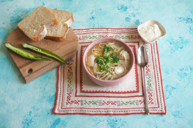 Zama, Romanya ve Moldova usulü erişteli tavuk çorbası. 