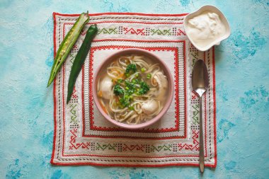 Zama, Romanya ve Moldova tavuk şehriye çorbası. Geleneksel kalıntı çorba acı biber ve ekşi krema ile servis edilir