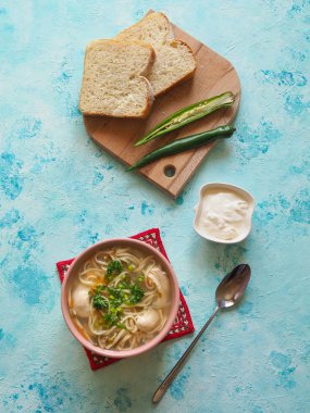 Zama, Romanya ve Moldova tavuk şehriye çorbası. Geleneksel kalıntı çorba acı biber ve ekşi krema ile servis edilir