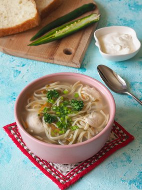 Zama, Romanya ve Moldova tavuk şehriye çorbası. Geleneksel kalıntı çorba acı biber ve ekşi krema ile servis edilir