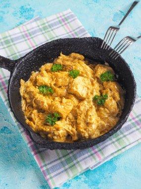 Tereyağı tavuk köri. Murgh makhani ile ihale tavuk göğsü, krema, tereyağı ve bal.