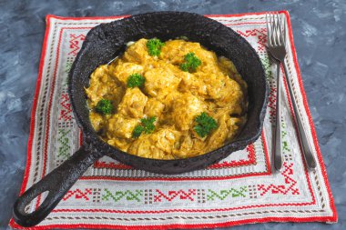 Bir tavada tavuk tikka masala baharatlı Körili et gıda. 