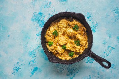 Lezzetli ve baharatlı tavuk köri Hint mutfaklarından kızartma.