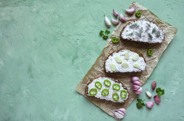 Aperatifler çavdar ekmeği ve sarımsak sosu ile.