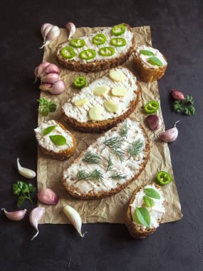 Siyah masada krema bulaşmış sarımsaklı ekmek. Sarımsak soslu meze.