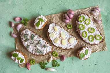 Krem lekeli sarımsaklı ekmek. Sarımsak soslu meze.