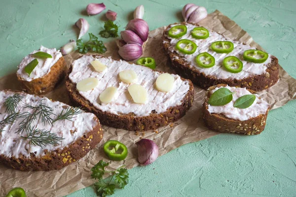 Krem lekeli sarımsaklı ekmek. Sarımsak soslu meze.