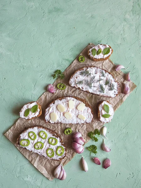 Krem lekeli sarımsaklı ekmek. Sarımsak soslu meze.