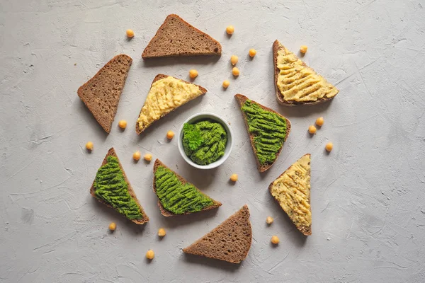 Çeşitli soslar gri tablo, üstten görünüm daldırma. Nohut ekmeği üzerine yayılmış.