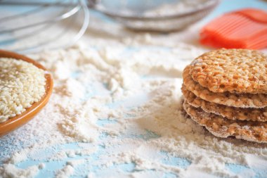 Üstten görünüm ürün tanımlama bilgilerini, Mutfak Eşyası ve susam mavi ahşap bir masa üzerinde birkaç yuvarlak kurabiye pişirme için ayarla