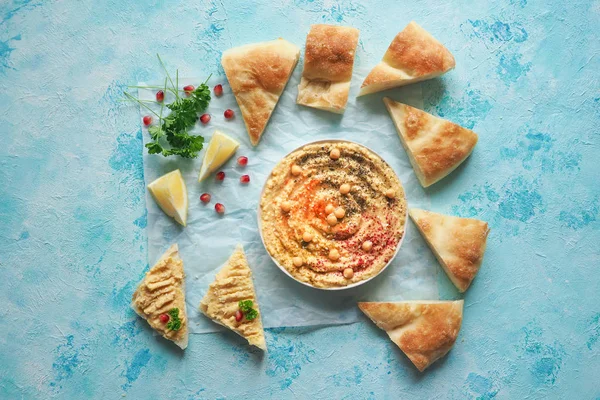 Geleneksel Orta Doğu meze humus taze pide ve otlar ile servis