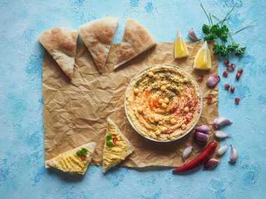 Geleneksel Orta Doğu meze humus taze pide ve otlar ile servis