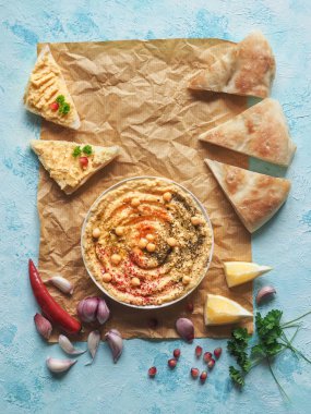 Geleneksel Orta Doğu meze humus taze pide ve otlar ile servis