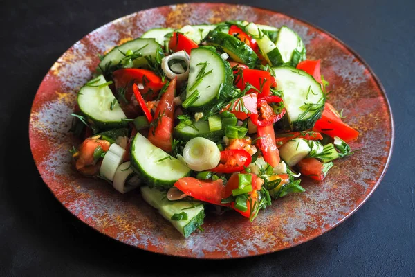 Cucumber salad and tomato with chili pepper and green onions seasoned with olive oil. — Stock Photo, Image