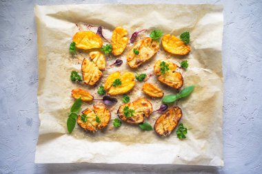 Parşömen üzerine gevrek maydanoz serpilir gevrek ezilmiş patates.