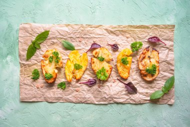 Parşömen üzerine gevrek maydanoz serpilir gevrek ezilmiş patates.