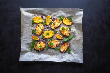 Otlar ile serpilir parşömen üzerine iştah açıcı patates.