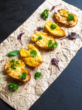 Üzerinde kahverengi bir buruşuk Kağıt düzenlendiği rustik fırında patates.