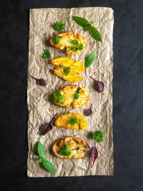 Üzerinde kahverengi bir buruşuk Kağıt düzenlendiği rustik fırında patates.