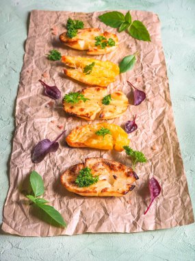 Üzerinde kahverengi bir buruşuk Kağıt düzenlendiği rustik fırında patates.