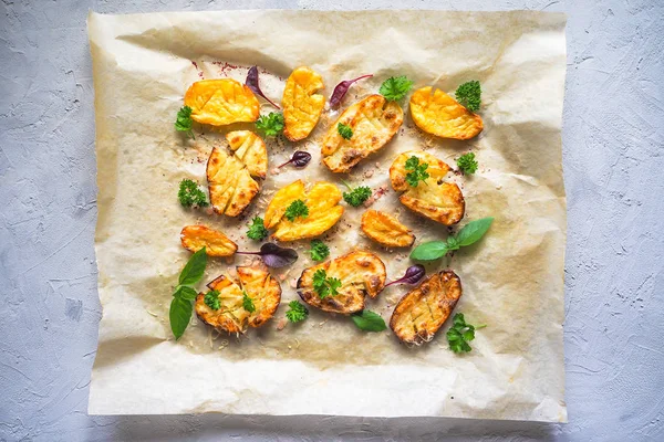 Parşömen üzerine gevrek maydanoz serpilir gevrek ezilmiş patates.