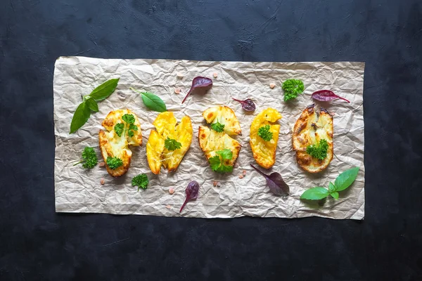 Fırında patates kahverengi buruşuk Kağıt üzerinde ortaya konulan meze.