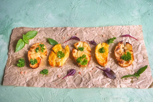 Fırında patates kahverengi buruşuk Kağıt üzerinde ortaya konulan meze.
