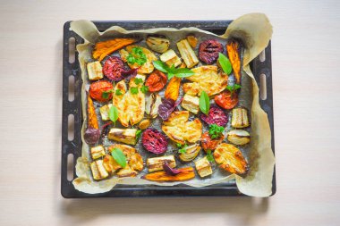 Eski bir fırın tepsisine pişmiş sebze. Üstten görünüm