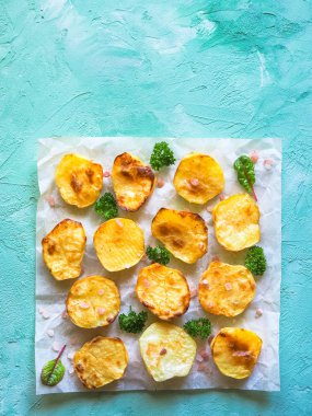 İştah açıcı fırında patates yarım parşömen üzerine.