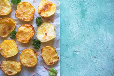 İştah açıcı fırında patates yarım parşömen üzerine.