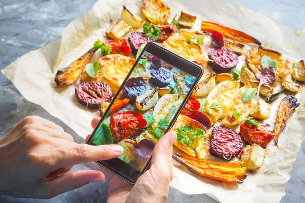 Fotoğrafta sebze sıcak fırın tepsisine.