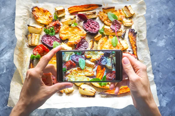 Fotoğrafta sebze sıcak fırın tepsisine.