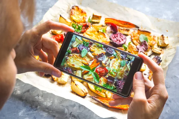 Fotoğrafta sebze sıcak fırın tepsisine.